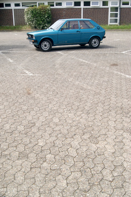 VW Polo L (1975) – Parkplatzprobleme? Gibt es mit dem Polo nicht. Hier könnte es ruhig etwas voller sein