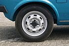 VW Polo L (1975) – Statt 5.50-Diagonalreifen auf Zwölfzoll-Rädern trägt der Polo L serienmässig Gürtelreifen, hier im Format 145 SR 13