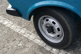 VW Polo L (1975) – Statt einer grossen Radkappe gibt es fünf kleine für Radnabe und -bolzen
