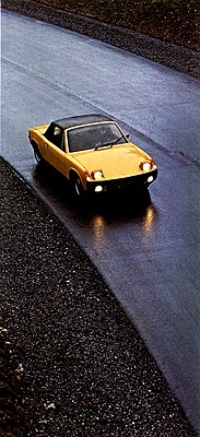VW-Porsche 914 (1971) - auf regennasser Strasse - Abbildung aus einem Verkaufsprospekt