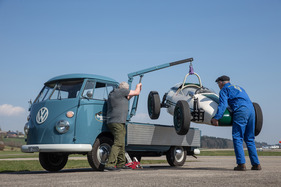 VW "Pritsche" von 1965 zusammen mit Formcar Fomel V aus demselben Jahr - wird so an der Swiss Classic World 2017 gezeigt