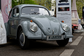 VW Standard (1951) – Früher hatte jedes bessere VW-Autohaus einen Brezel-Käfer in der Ausstellung – Classic Days Berlin 2023 (1951)