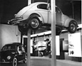 VW Standard (1954) - die Konstruktionseinzelheiten konnten von unten, aber auch am Chassis-Modell an der Wand besichtigt werden - Genfer Automobilsalon 1954