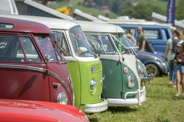 Bild: VW T1 (1950) und T2 (1967) – VW-Treffen in Château d’Œx 2017