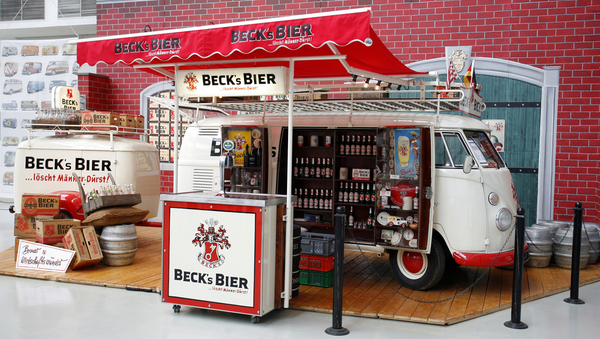 VW T1 (1964) – Ebenfalls in Halle 5: Der „Beck’s Bus“