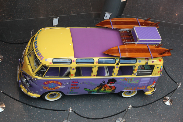 VW T1 Bulli mit Flower Power Bemalung im Eingangsbereich Ost - Techno Classica 2015