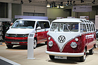 VW T1 Samba (1967) - neben seinem modernen Nachkommen - Techno Classica 2016