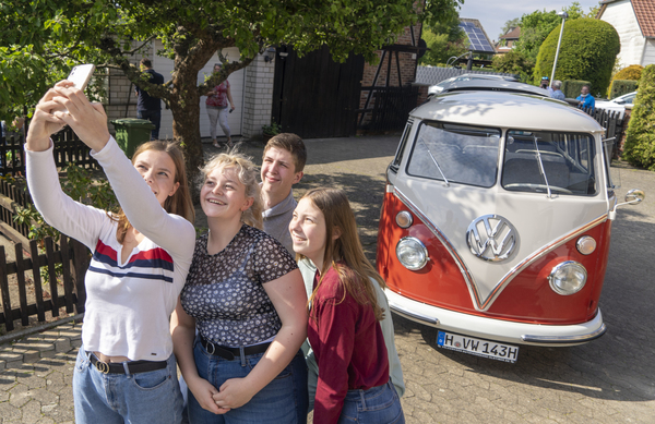 Bild: VW T1 Samba (1975) - Die jüngste Generation erfreute sich an Selfies vor dem glänzenden Bulli.