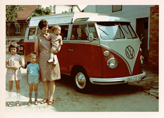 Bild: VW T1 Samba (1975) - Die junge Mutter Renate mit ihren Kindern Silvia, Ingo und Marion (v.l.).