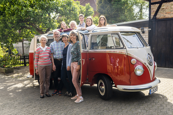 Bild: VW T1 Samba (1975) - Drei Generationen der Familie Schönbach und "ihr" Samba Bus "Renate".