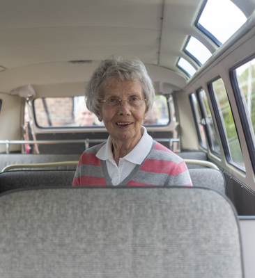 Bild: VW T1 Samba (1975) - Renate Schönbach im Samba "Renate", der nach ihr beannt wurde.