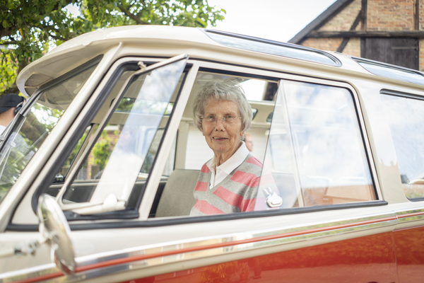 Bild: VW T1 Samba (1975) - Renate Schönbach in "ihrem" Samba.