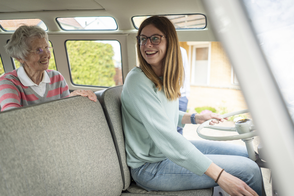 Bild: VW T1 Samba (1975) - Renate Schönbach und ihre Enkelin Kim flachsen im restaurierten Bulli.