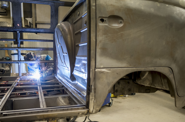 Image: VW T1 Samba (1975) - The experts at VWN Oldtimer spent many hours welding the body.