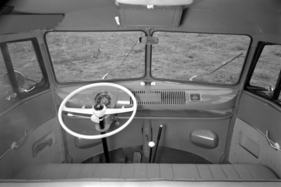 VW T1 Samba, neues Armaturenbrett ab 1955 – "die" Frontscheibe gibt es nicht.