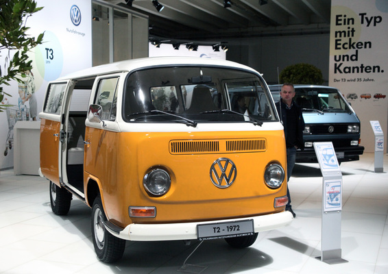 Image: VW T2 (1972) - Second generation VW bus at the Techno Classica 2014