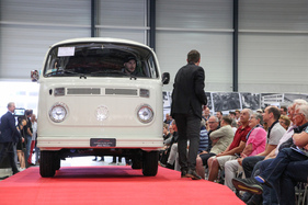 VW T2 Kastenwagen (1973) - als Lot 07 anlässlich der Versteigerung der Oldtimer Galerie an der Swiss Classic World Luzern am 28. Mai 2022