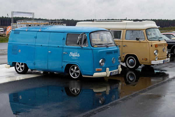 VW T2 – je älter, desto tiefer. Dieser Eindruck sollte sich noch vertiefen bei eingen VW-Exponaten – Oldtimer-Show Berlin 2022