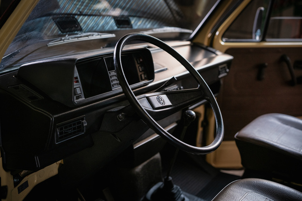 VW T3 Bus L (1979) – Die fehlende Servolenkung wird durch ein sehr großes Lenkrad kompensiert