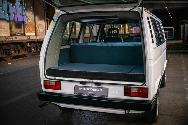 Bild: VW T3 Microbus (1994) – Der Luftkanal für die Klimaanlage ist links an der D-Säule verbaut