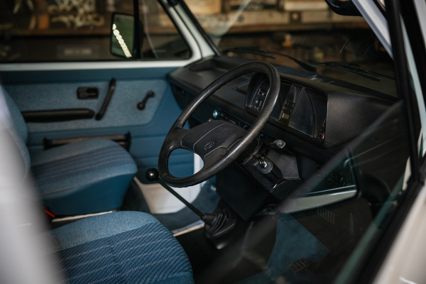 Bild: VW T3 Microbus (1994) – Modernes Lenkrad und eine aufgewertete Schalttafel charakterisieren das Cockpit des Microbus