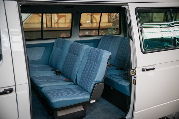 VW T3 Microbus (1994) – Platz für 8 Personen auf edel anmutenden Stoffsitzen