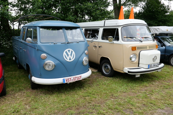 VW Transporter Pritsche Doppelkabine (1965) – Nutzfahrzeug neben Freizeitfahrzeug – Bockhorner Oldtimermarkt 2024