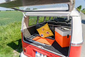 VW Transporter T1 (1960) - Camping-Zubehör im Kofferraum vom T1