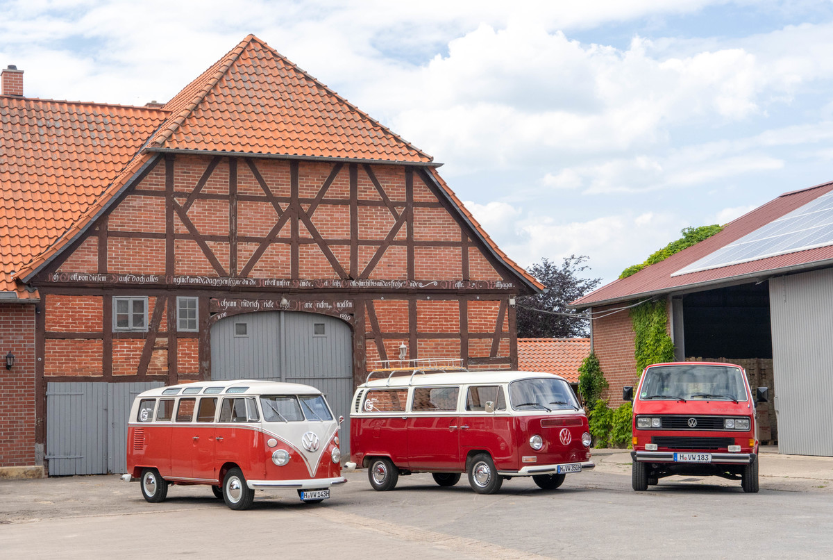 VW Transporter T1 (1960) - Das Trio versammelt sich auf dem Vorplatz
