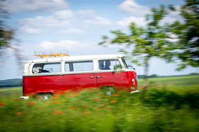 VW Transporter T2 (1971) - T2 fährt vorbei
