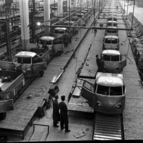 VW Transporter Typ 2 T1 (1956) - Am 8. März 1956 laufen in Hannover die ersten Transporter vom Band