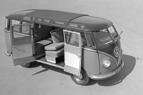 VW Transporter Typ 2 T1 (1958) - Für den leichteren Einstieg zur dritten Sitzreihe lässt sich die Lehne des äußeren Mittelsitzes klappen