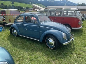VW Typ 1 Käfer Deluxe (1957) - Früher Käfer mit grosser Heckscheibe. Vor 20 Jahren hat ihn ein damals 9-Jähriges Mädchen erhalten, nun war die Besitzerin damit erstmals in Château d'Oex (1957)
