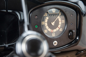 VW Typ 11 (1948) - Schaltmarken auf dem Tacho, bei etwa 3000 Umdrehungen soll der nächste Gang eingelegt werden