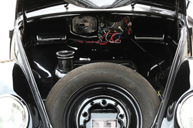 VW Typ 11 (1948) - der Tank dominiert den "Kofferraum"