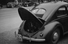 VW Typ 11 (1948) - offene Haube, keine Panne, mehr Neugierde (© Archiv Automobil Revue) VW Typ 11 (1948) - offene Haube, keine Panne, mehr Neugierde (© Archiv Automobil Revue)
