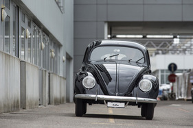 VW Typ 11 (1948) - schmal und hoch, wie fast alle Autos damals