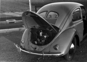 VW Typ 11 (1949) - Blick unter die Motorhaube hinten