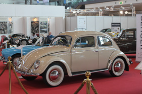 VW Typ 11 (1956) - der Käfer taucht auch immer mehr bei edleren Händlern auf - an der Retro Classics Stuttgart 2012