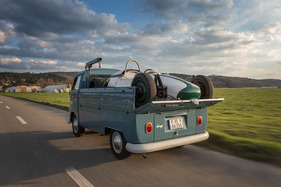 VW Typ 2 T1 Pritschenwagen (1965) - so kann der Rennwagen wesentlich angenehmer transportiert werden als mit einem Anhänger
