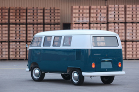 VW Typ 2 T1 Transporter (1966) - verlässt den Platz mit heiserem Boxer-Sound