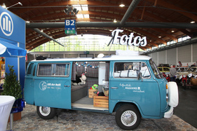 VW Typ 2 T2 (1970) - bei Allianz als Fotostudio aufgestellt - Motorworld Classics Bodensee 2019