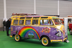 VW Typ 2 T2 Samba (1966) - 23 Fenster machen diesen Transporter genauso attraktiv wie die Airbrush-Lackierung im Flower-Power-Motiv - Motorworld Classics Bodensee 2019