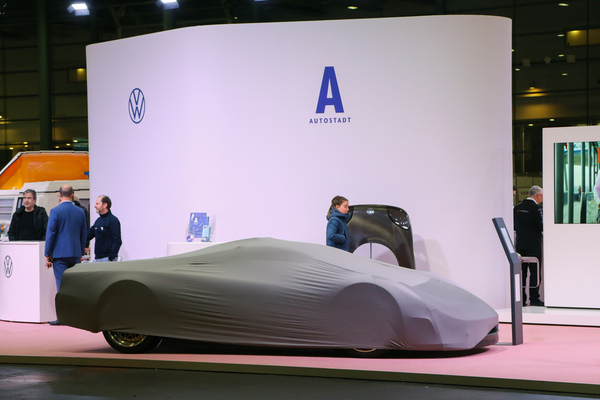 Bild VW W12 Nardo (2001) - bereits zugedeckt - Bremen Classic Motorshow 2023