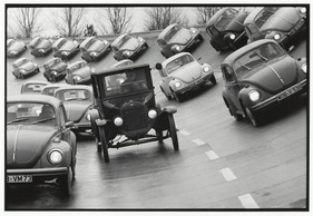 VW überholt Tin Lzzy, aufgenommen in Wolfsburg im Jahr 1972 - gezeigt in der Fotoausstellung “Das Auto - Eine Liebesgeschichte” in der Fabrik der Künste