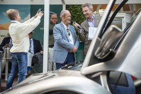 Valentino Balboni wird von Simon Kidston natürlich nach seiner Einschätzung der teilnehmenden Lamborghini gefragt – Concorso d'Eleganza Villa d'Este 2024