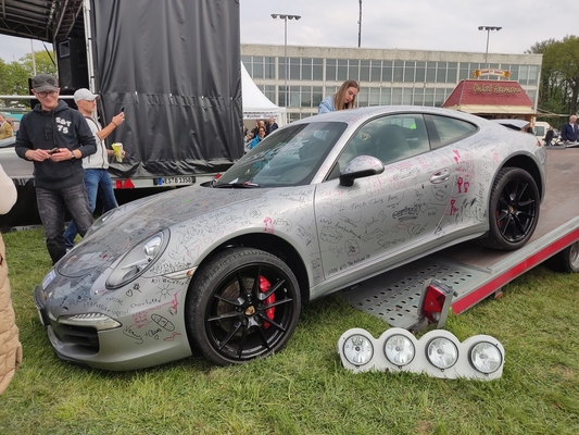 Vandalismus für den guten Zweck: Dieser 991 durfte von den Besuchern verschönert werden – Porsche-Treffen Dinslaken 2022