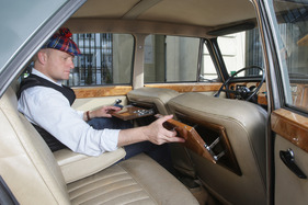 Vanden Plas Princess 1100 (1965) - edle Tischchen mit Klappmechanismus