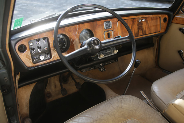 Vanden Plas Princess 1100 (1965) - edles Holz für das vergleichsweise spärlich ausgestattete Armaturenbrett