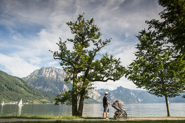 … Vater schiebt Sohn, ...